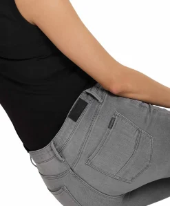 CROSS Jeans Alan in grauer Waschung mit engem Schnitt