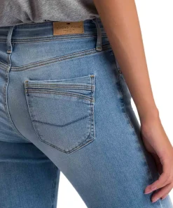 Cross Jeans Anya mit High Waist in hellblauem Used