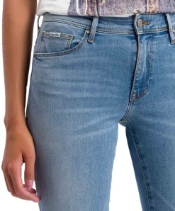 Cross Jeans Anya mit High Waist in hellblauem Used