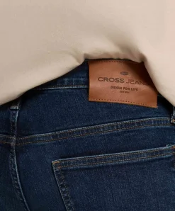 CROSS Jeans Damien in dunkler Waschung mit Slim Fit