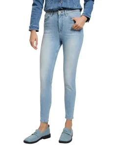 Cross Jeans Judy mit verkürzter Beinlänge in Hellblau