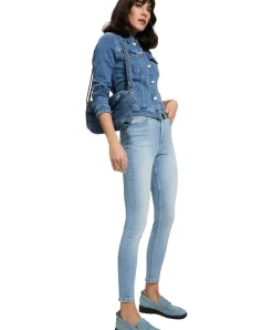Cross Jeans Judy mit verkürzter Beinlänge in Hellblau