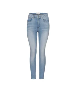 Cross Jeans Judy mit verkürzter Beinlänge in Hellblau