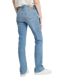 Cross Jeans Lauren in Hellblau mit ausgestelltem Bein