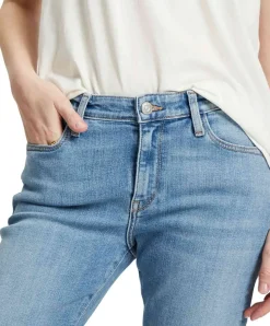 Cross Jeans Lauren in Hellblau mit ausgestelltem Bein