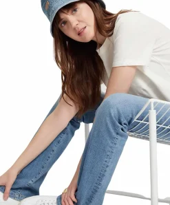 Cross Jeans Lauren in Hellblau mit ausgestelltem Bein