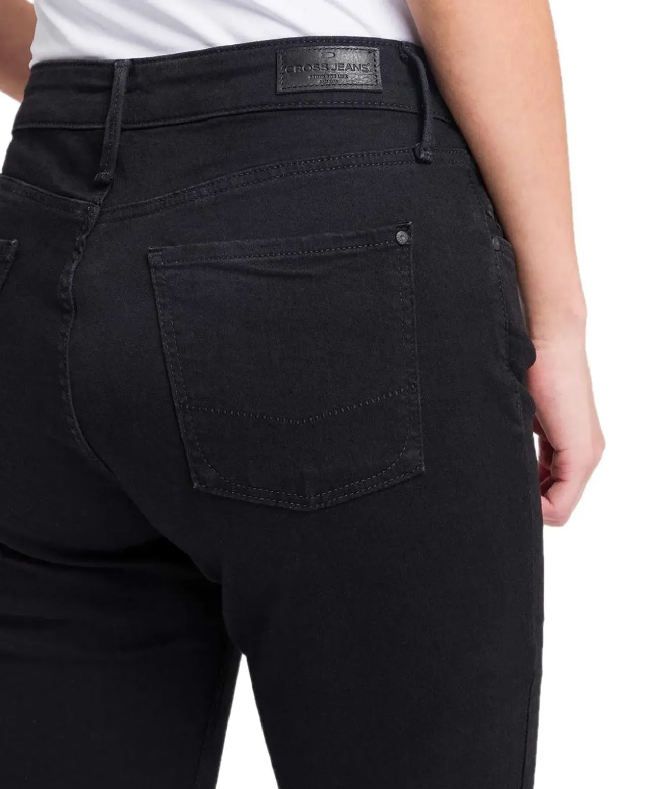 Cross Jeans Rose mit Regular Fit in schwarzer Färbung