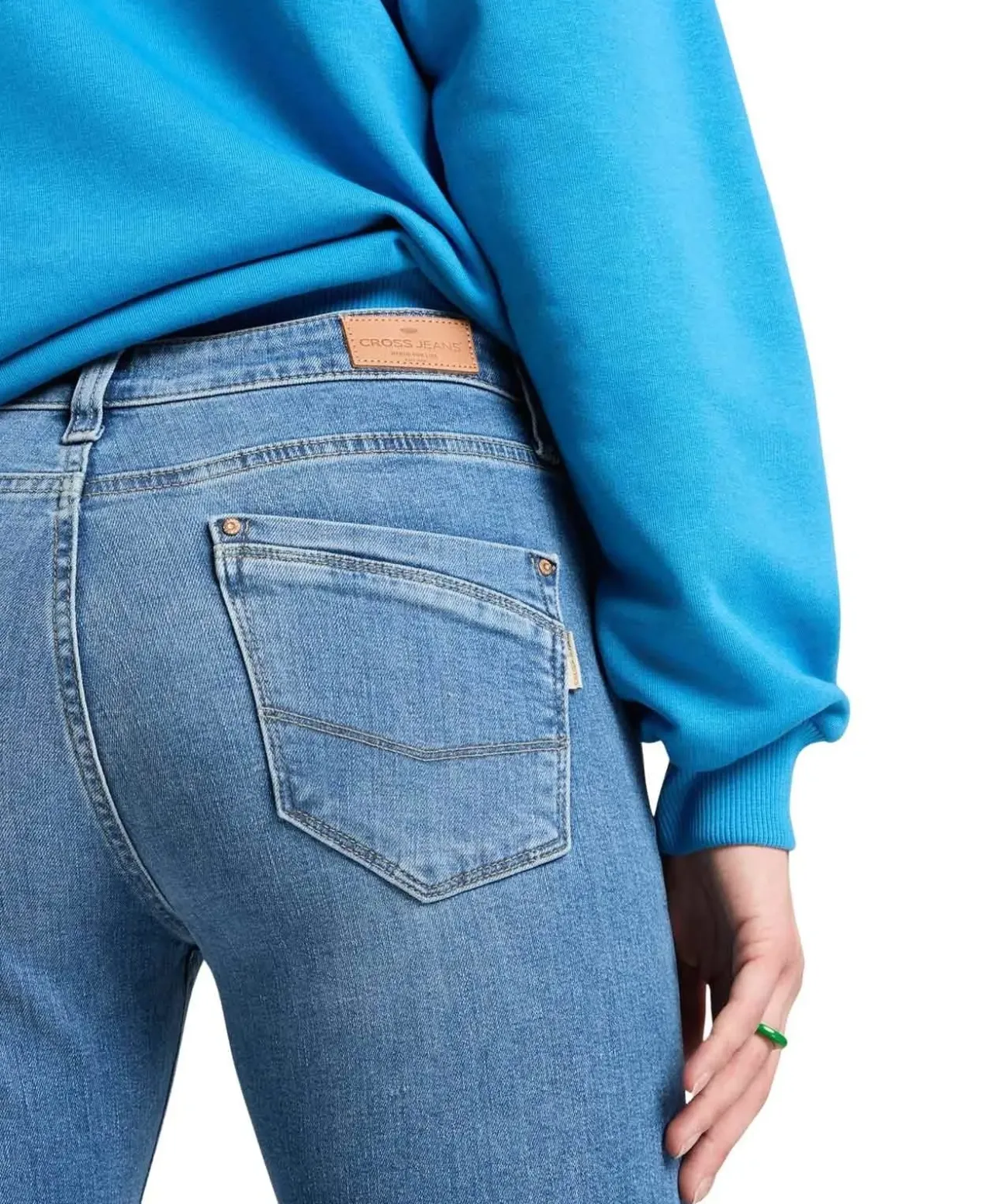 Cross Lauren Jeans in Hellblau mit ausgestelltem Bein