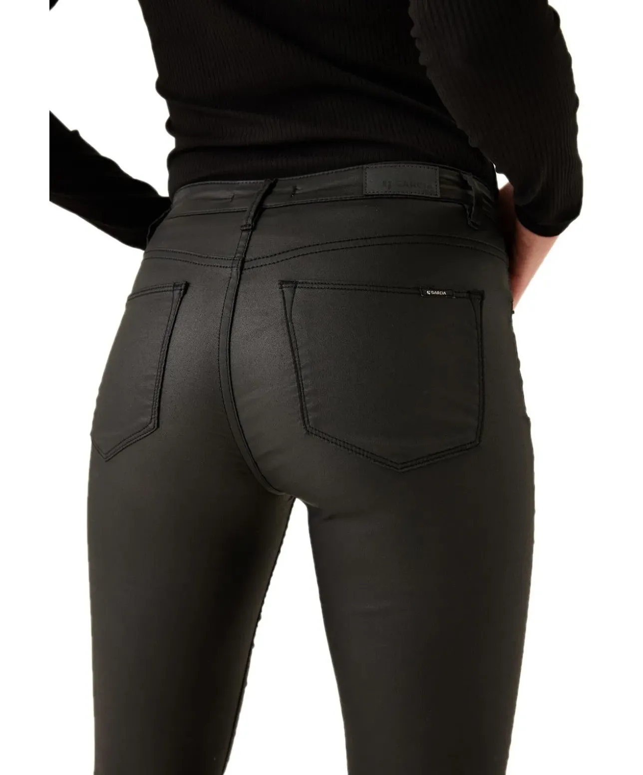 Garcia Damen Jeans Superslim Celia aus schwarzem Coated-Denim