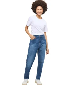 Mustang Charlotte Tapered im Mom Fit und mittelblauer Optik