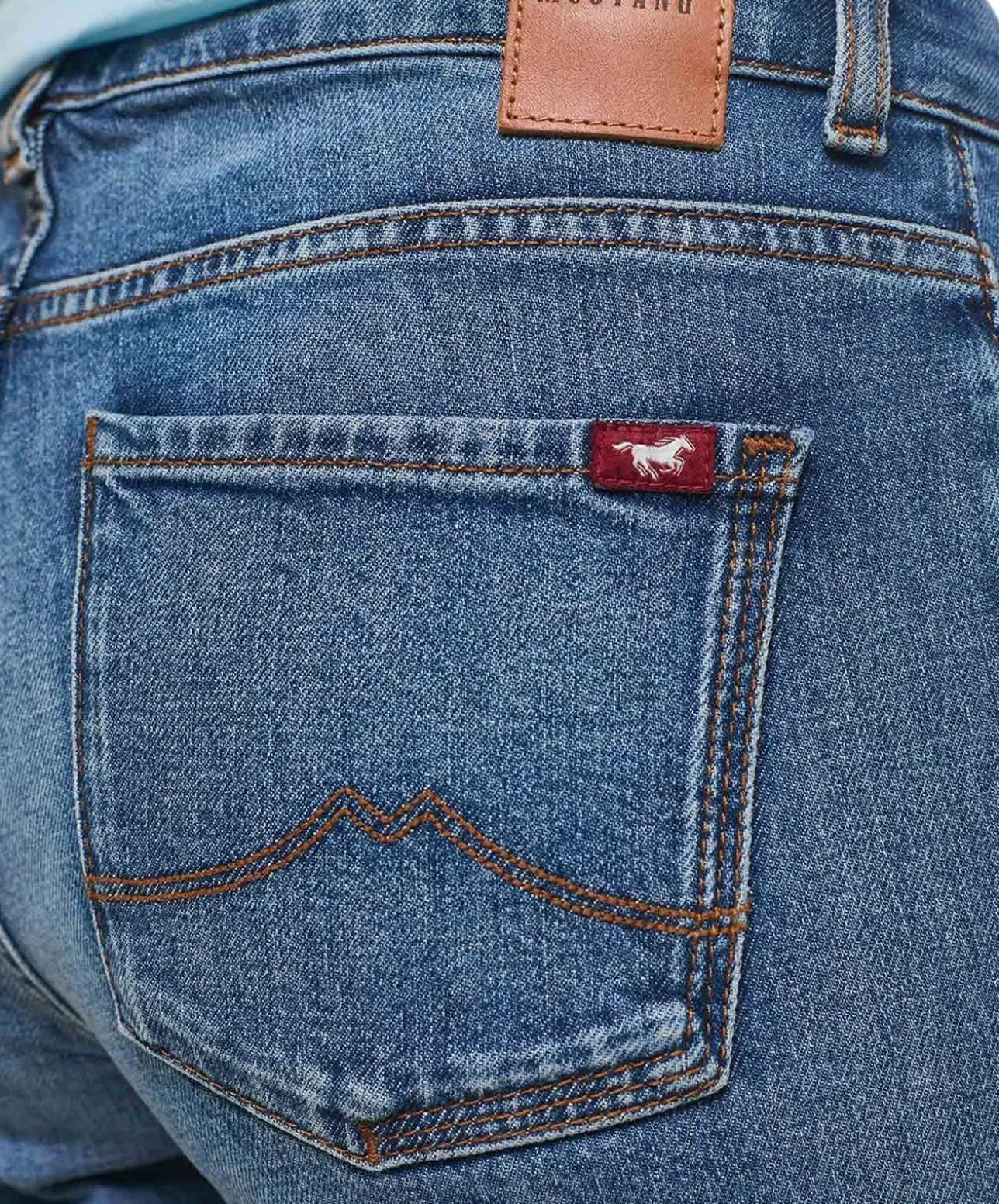 Mustang Crosby Jeans Straight Fit in mittelblauer Optik