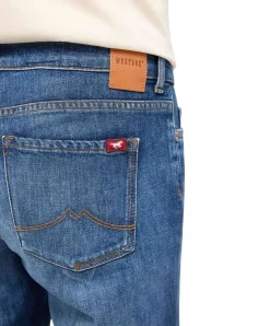 Mustang Crosby Relaxed Straight Jeans in Mittelblau