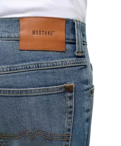 Mustang Tramper Straight Fit Jeans in mittelblauen Used Look