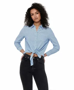 ONLY Lecey Bluse mit Hemdkragen in Hellblau und Brusttasche