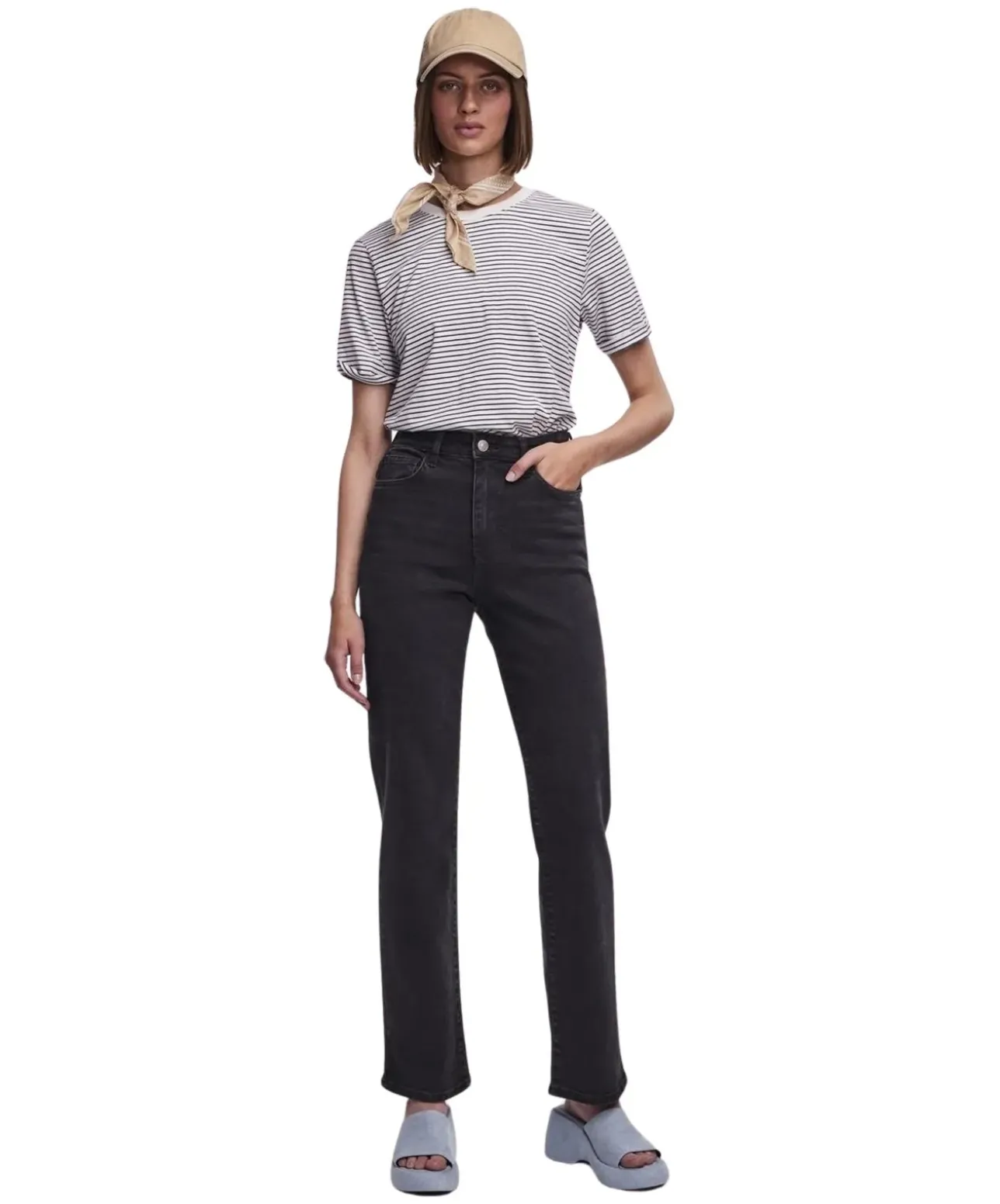 Pieces Kesia Jeans Mom Fit in blau mit Zerstörungs Effekten