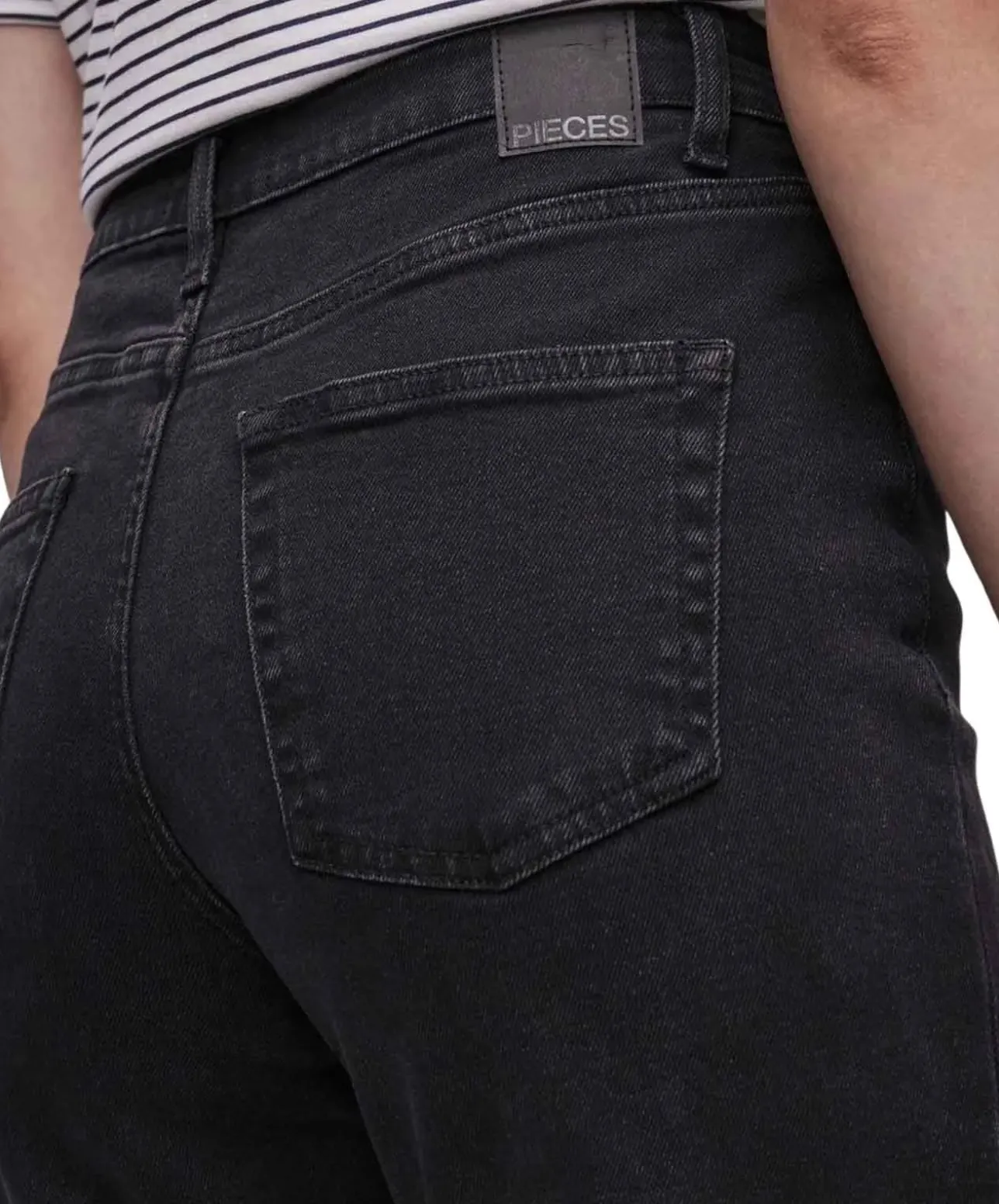 Pieces Kesia Jeans Mom Fit in blau mit Zerstörungs Effekten