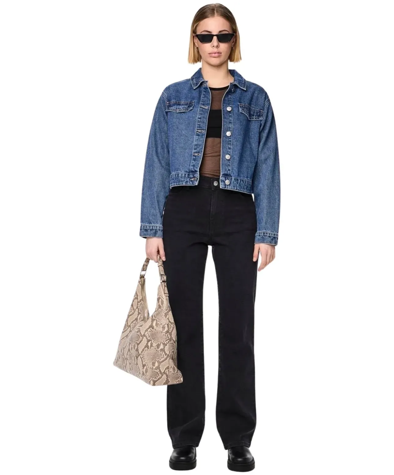 Pieces Kesia Jeans Mom Fit in blau mit Zerstörungs Effekten