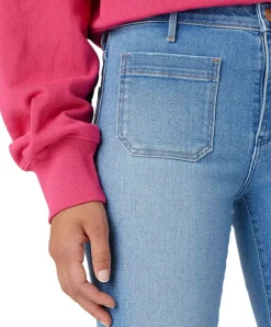 Wrangler Flare Jeans mit High Waist in Hellblau