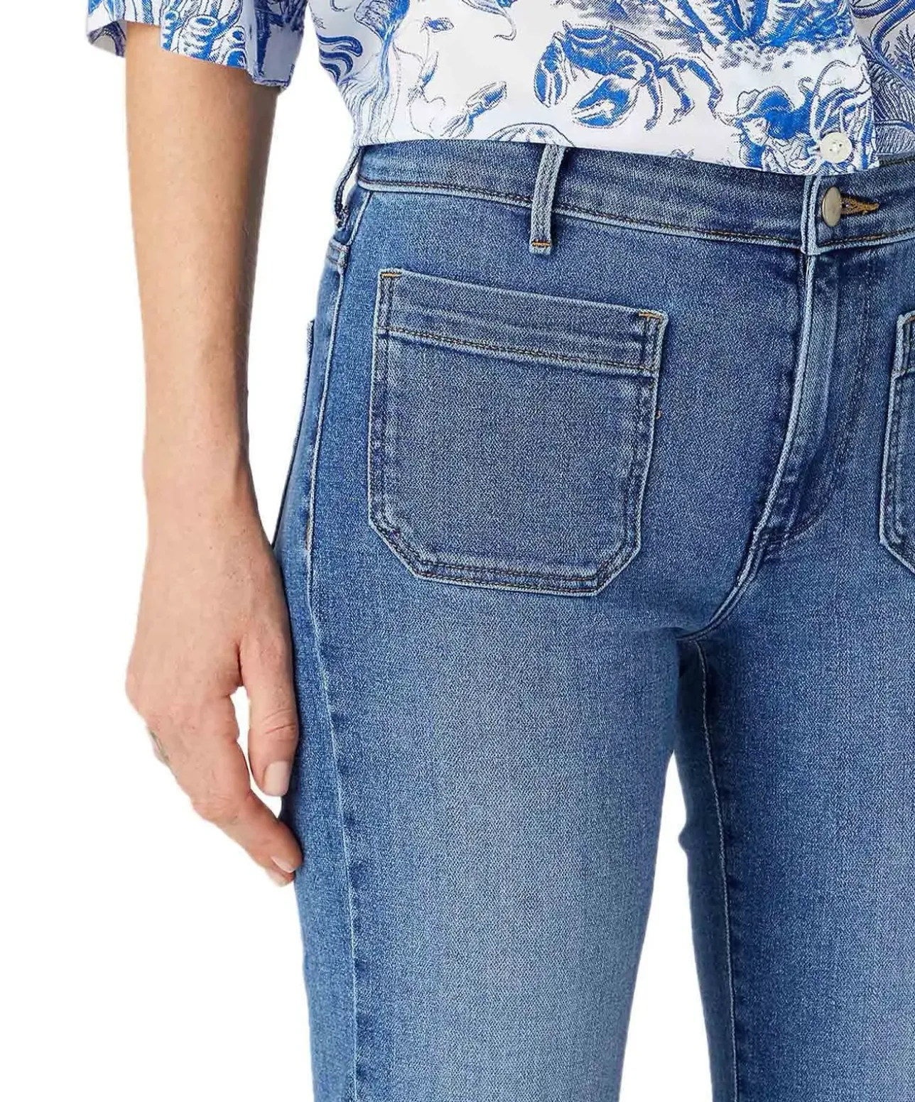 Wrangler Flare Jeans mit High Waist in Mittelblau