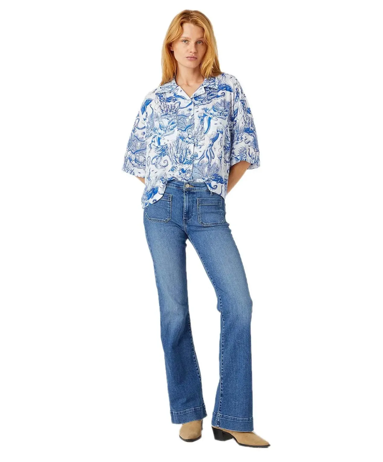Wrangler Flare Jeans mit High Waist in Mittelblau