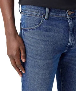 Wrangler Larston Jeans Tapered Fit aus blauem Stretch Denim