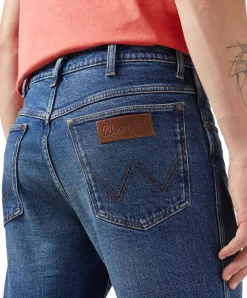 Wrangler River Jeans Straight in Mittelblauer Waschung
