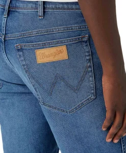Wrangler Texas Slim Jeans in mittelblauer Maverik Waschung