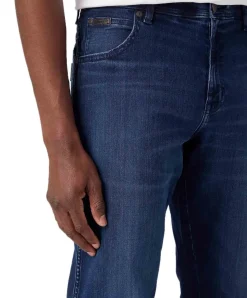 Wrangler Texas Stretch Jeans in dunkelblauem High-Stretch